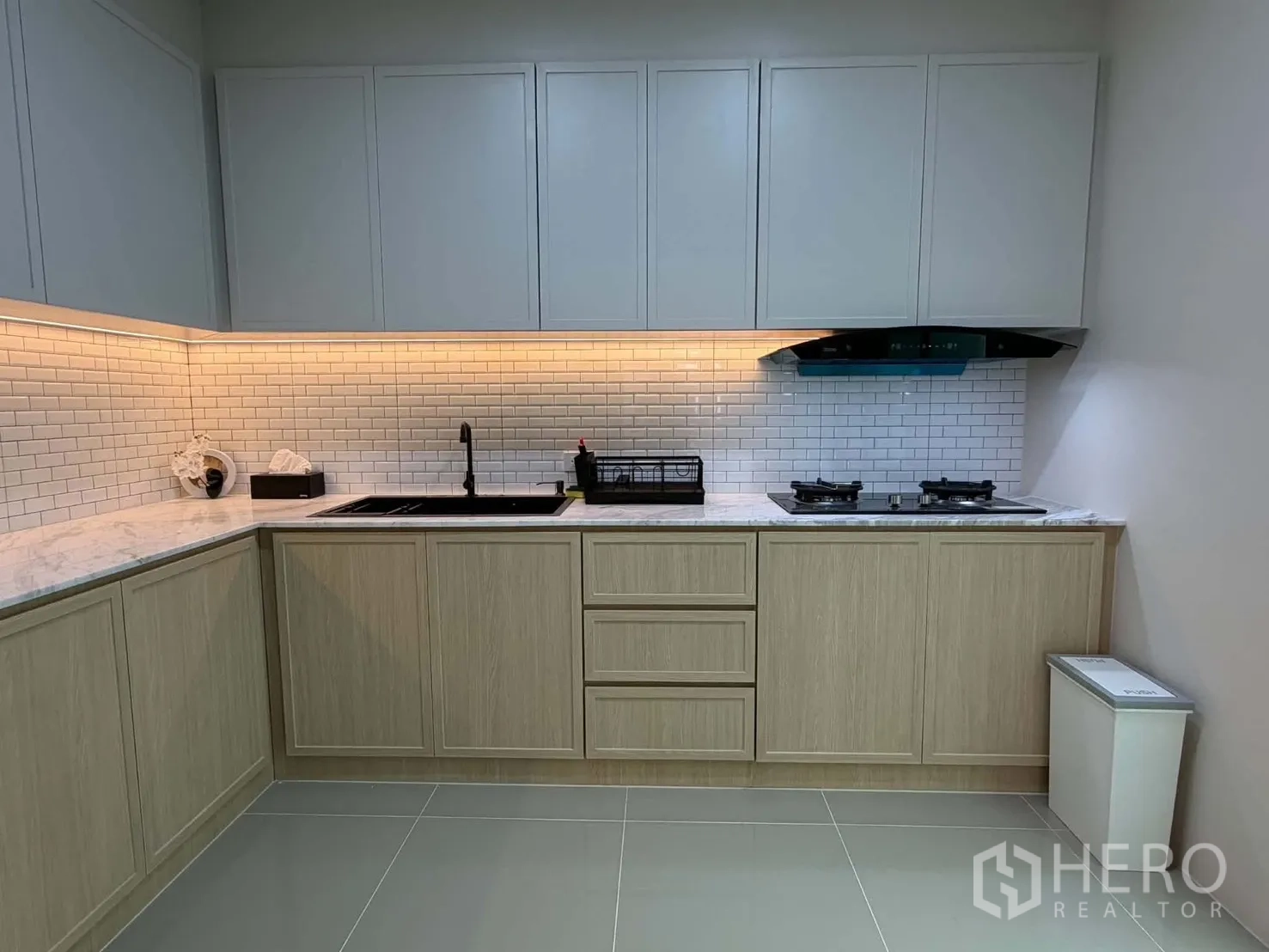 联排别墅 for rent in Bang Phli, Samut Prakan - L形厨房，仿石台面、水槽与带油烟机的燃气灶。