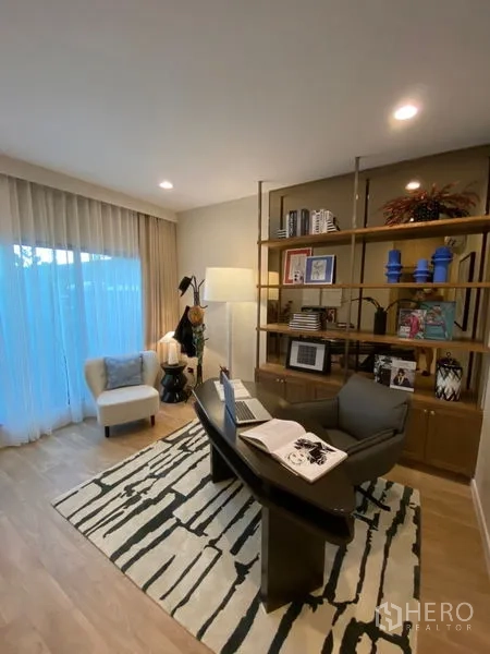 บ้าน ขายในBang Kapi, Bangkok - ห้องทำงานอบอุ่น มีชั้นวางบิลท์อิน โต๊ะทำงาน และผ้าม่านโปร่ง