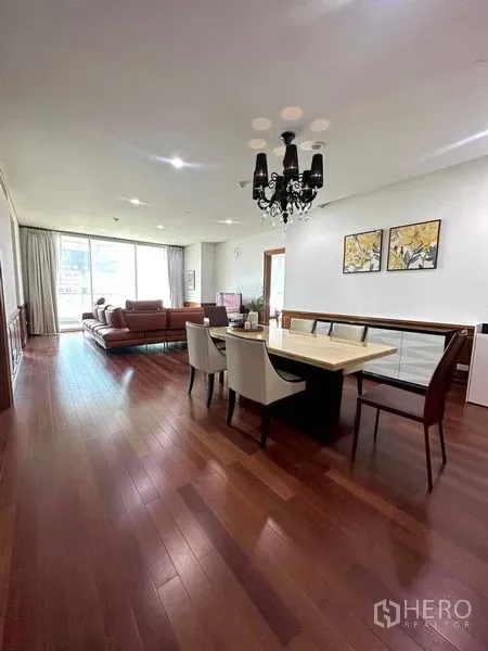 公寓 出租在Pathum Wan, Bangkok - 开放式餐区，黑色吊灯与六人餐桌，采光充足木地板。