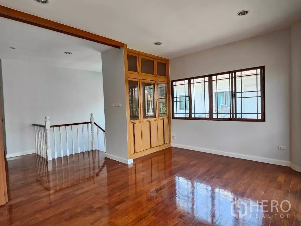 独立式住宅 出租或出售在Mueang Nonthaburi, Nonthaburi - 二层房间，木地板与玻璃展示柜。
