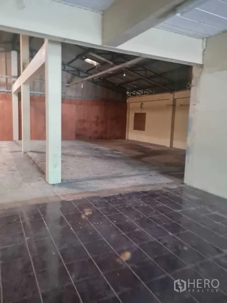 คลังสินค้า ให้เช่าในBang Yai, Nonthaburi - มุมมองเข้าโกดัง มีโครงหลังคาเหล็ก เสา และพื้นคอนกรีต