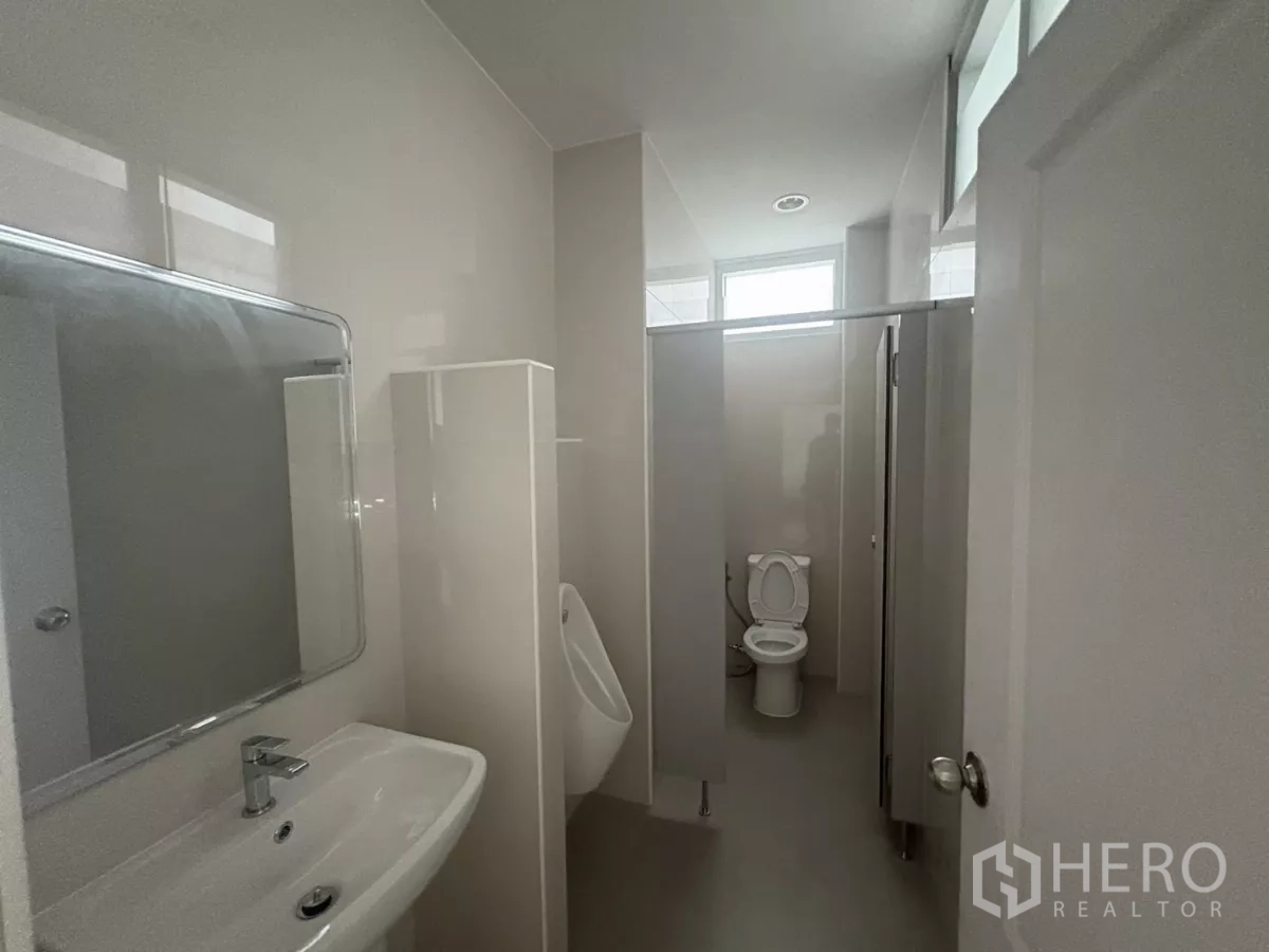 โรงงาน ให้เช่าในBang Phli, Samut Prakan - ห้องน้ำมีโถปัสสาวะ ห้องส้วม และอ่างล้างหน้า แสงสว่างเพียงพอ