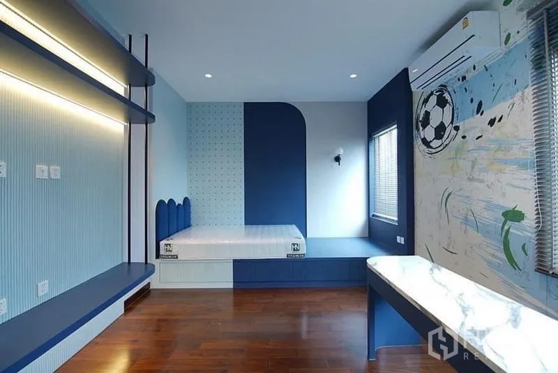 บ้าน ให้เช่าในLat Krabang, Bangkok - ห้องนอนธีมสีน้ำเงิน มีเตียงยกพื้น โต๊ะอ่านหนังสือ และหน้าต่างบานใหญ่