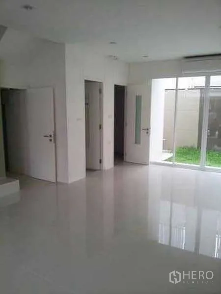 สำนักงานที่บ้าน ให้เช่าในChatuchak, Bangkok - โถงชั้นล่างปูกระเบื้องเงา ประตูกระจกบานสไลด์ออกสู่สวนเล็ก