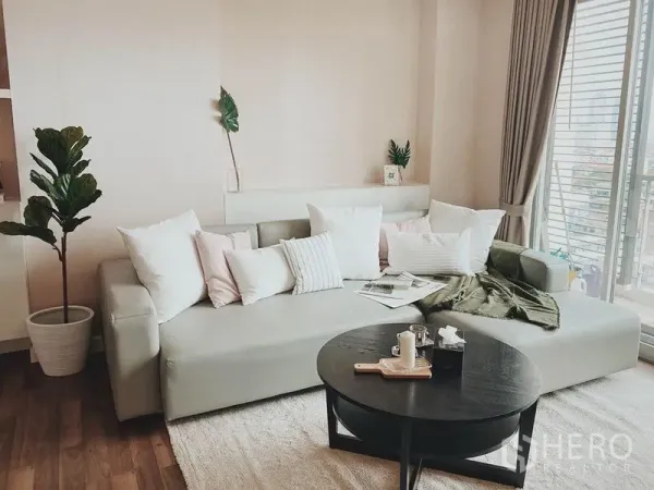 คอนโด ให้เช่าในThon Buri, Bangkok - ห้องนั่งเล่นโปร่งสว่าง โซฟาขนาดใหญ่ ประตูระเบียงและพื้นไม้