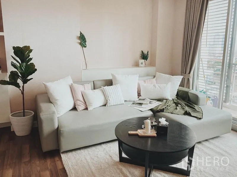 คอนโด ให้เช่าในThon Buri, Bangkok - ห้องนั่งเล่นโปร่งสว่าง โซฟาขนาดใหญ่ ประตูระเบียงและพื้นไม้