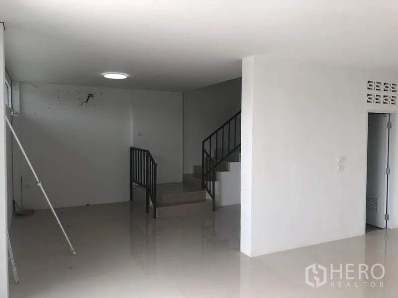 工厂 出租在Sai Noi, Nonthaburi - 一层办公室与接待区，带楼梯，空间宽敞。