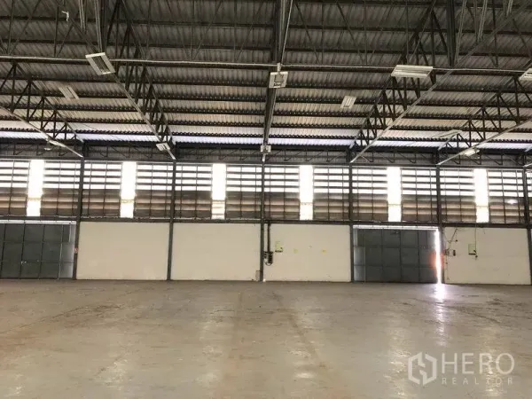 货栈 出租在Khlong Luang, Pathum Thani - 侧墙设多扇百叶窗和滑动门，可见配电装置，自然光充足。