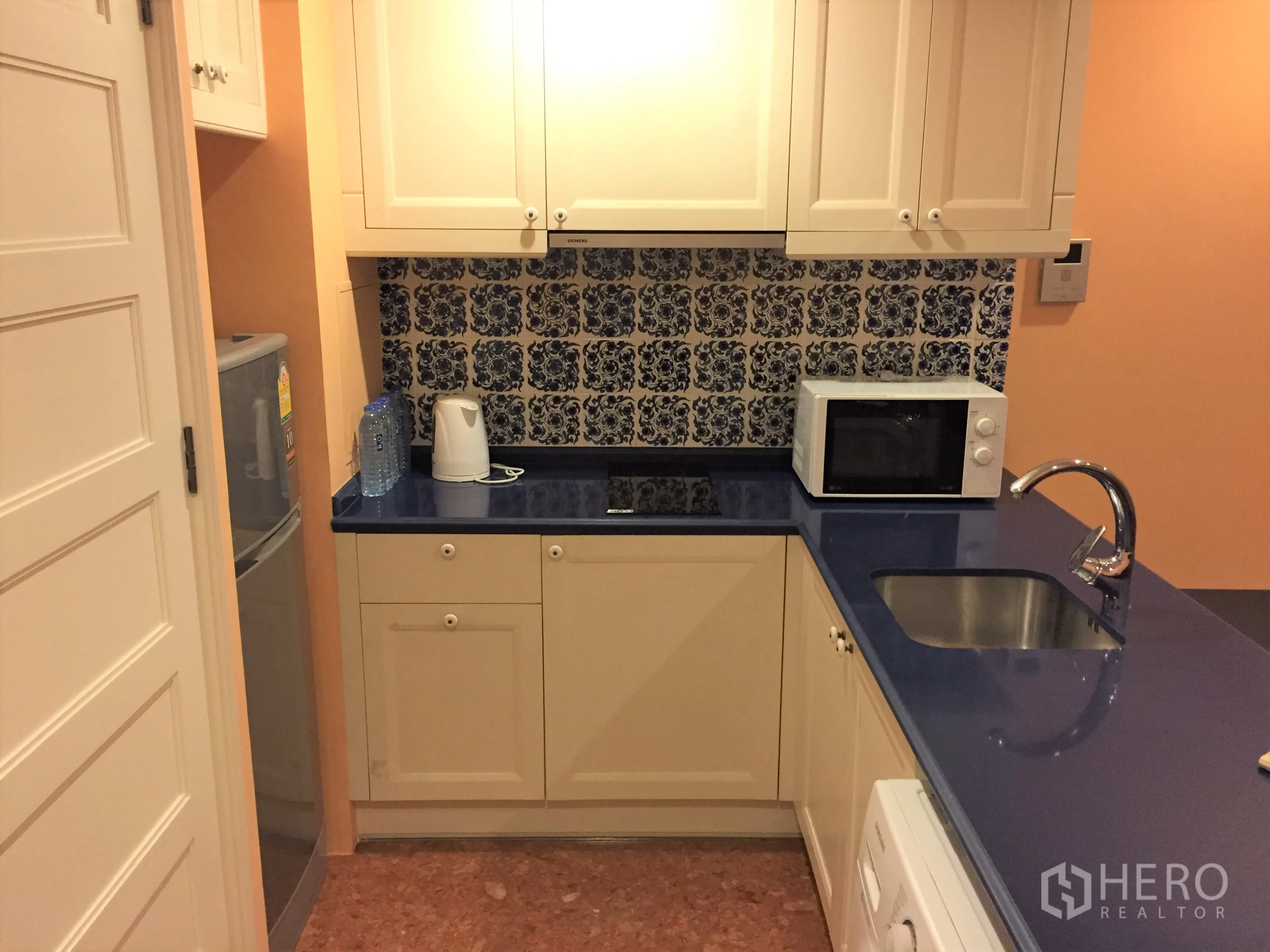 คอนโด ให้เช่าในKhlong Toei, Bangkok - ครัวขนาดกะทัดรัด เคาน์เตอร์สีน้ำเงิน ตู้สีขาว ผนังกระเบื้องลาย อ่างล้าง และเครื่องใช้