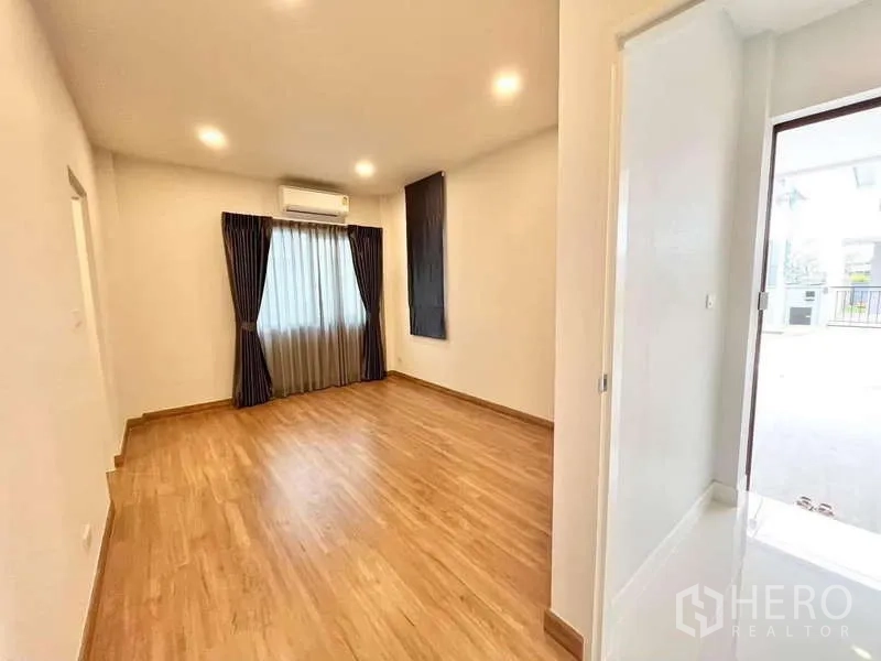 Detached House for rent in Don Mueang, Bangkok - Ground-floor multipurpose room with window and access to the porch.