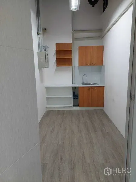 Retail Space for rent in Sathon, Bangkok - Back-of-house pantry with sink, open shelves and storage cabinets.