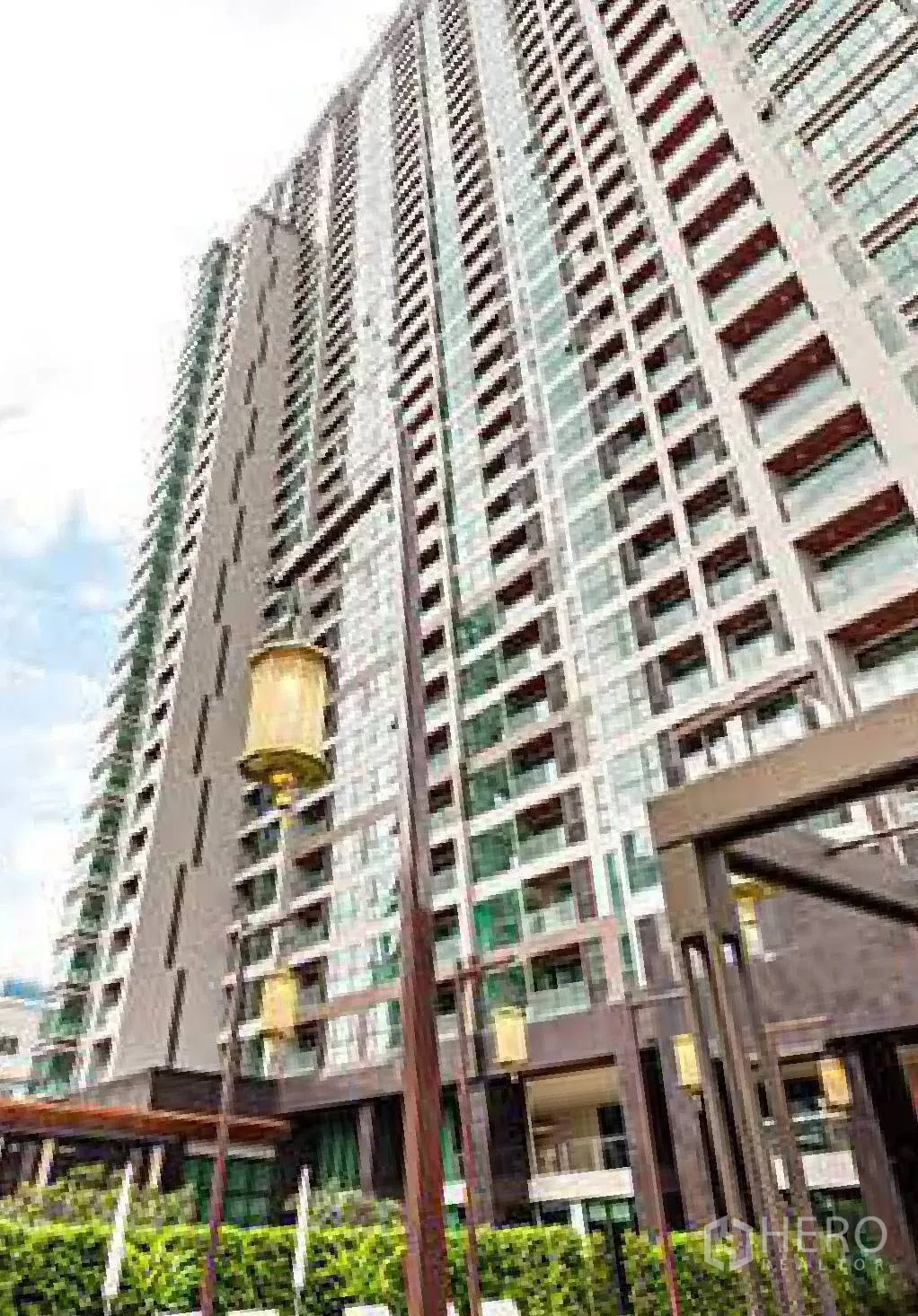Condominium for rent or sale in Bang Rak, Bangkok - Exterior view of a modern high-rise condominium with balconies.