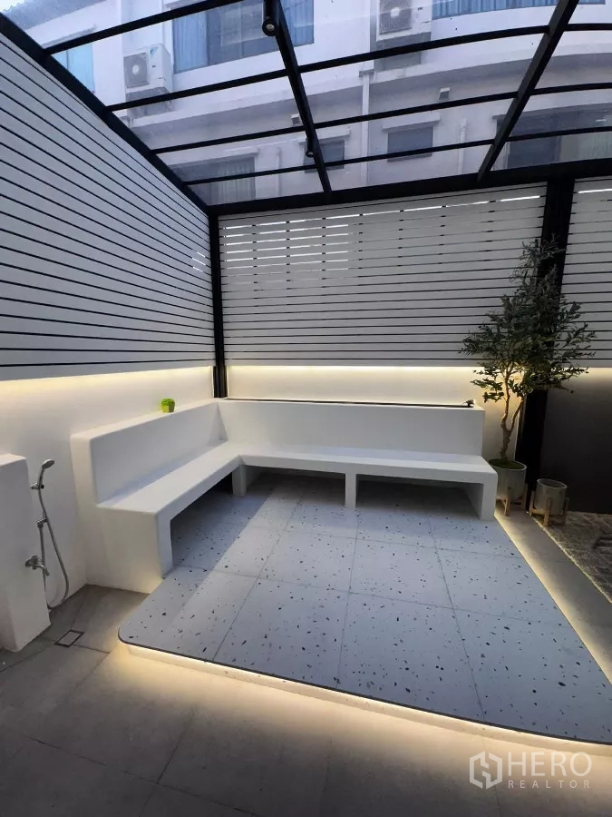 ทาวน์เฮาส์ ให้เช่าหรือขายในLat Phrao, Bangkok - ลานหลังคาโปร่งพร้อมม้านั่งบิลท์อินรูปตัวแอลและไฟซ่อน