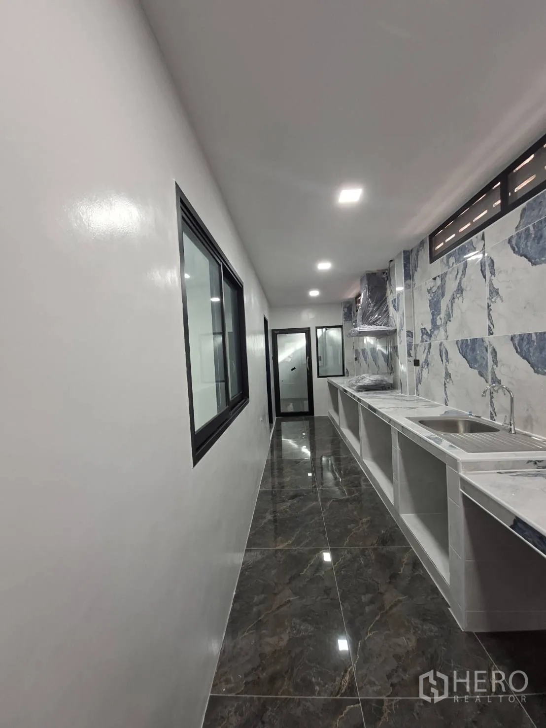 家庭办公室 for rent in Phra Khanong, Bangkok - 狭长式厨房，石纹墙面、洗涤槽与操作台。