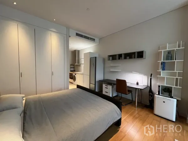 คอนโด ให้เช่าในPathum Wan, Bangkok - โซนห้องนอนพร้อมตู้เสื้อผ้าขนาดใหญ่และโต๊ะทำงาน มีครัวขนาดกะทัดรัดด้านหลัง