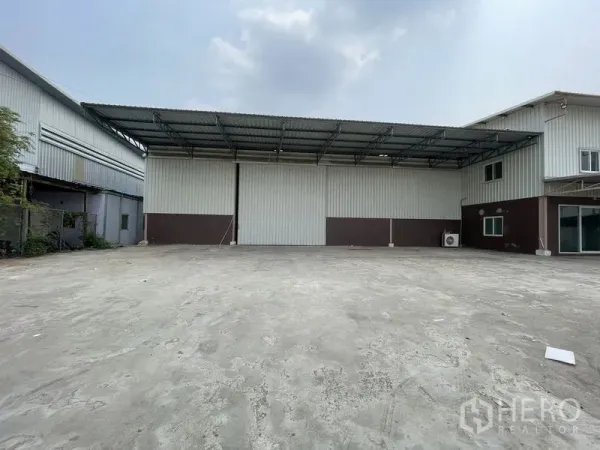 Warehouse for rent in Lat Lum Kaeo, Pathum Thani - Front view of warehouse facade with high rolling doors and a deep covered loading bay.