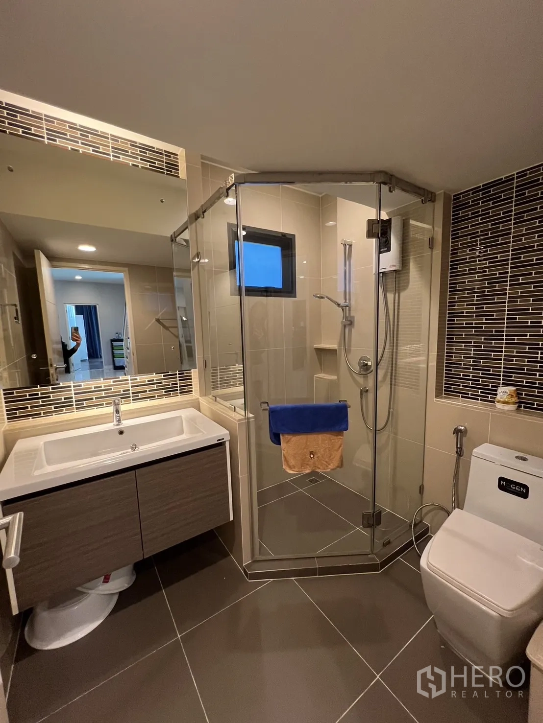 Detached House for rent or sale in Bang Kapi, Bangkok - Contemporary bathroom with glass shower enclosure, vanity and toilet.