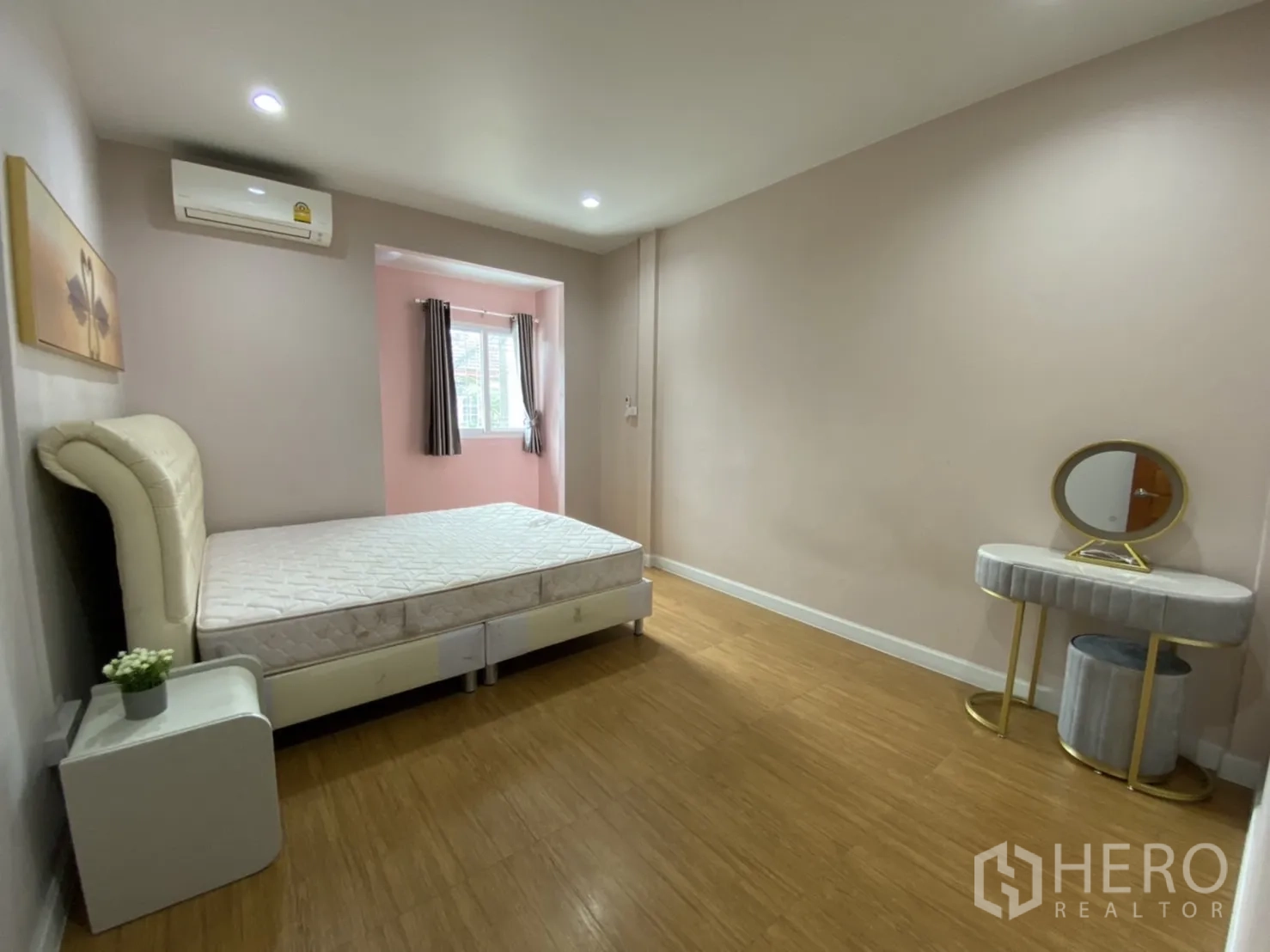 联排别墅 出租或出售 - 第三卧室，飘窗小景与梳妆台，木地板。