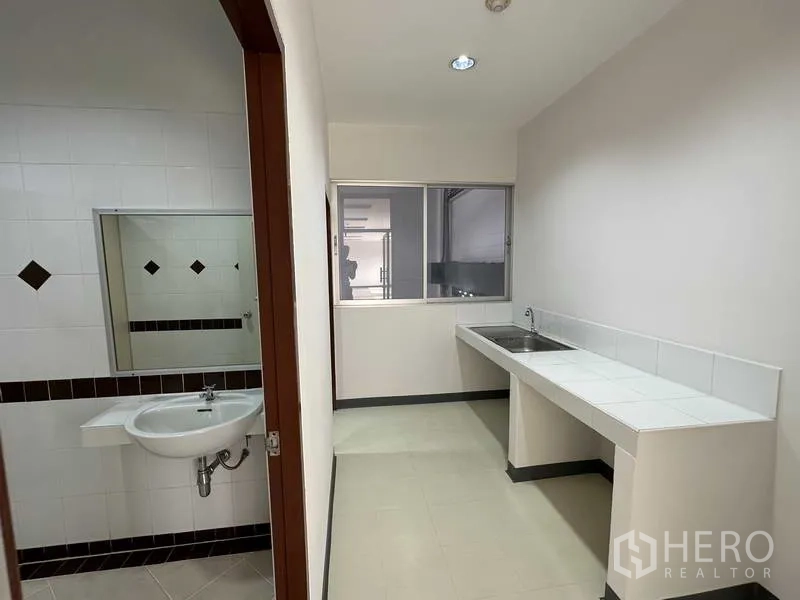 工厂 出租在Bang Phli, Samut Prakan - 办公室茶水间，配不锈钢水槽，旁接卫生间