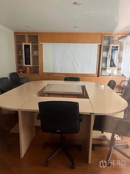 คอนโด ขายในWatthana, Bangkok - ห้องประชุมโต๊ะรูปตัว U เก้าอี้ และตู้บิวท์อิน