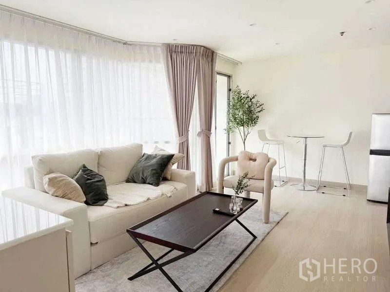 คอนโด ขายในWatthana, Bangkok - ห้องนั่งเล่นแปลนเปิด โซฟา โต๊ะกลาง ชุดบาร์ และกระจกมุมรับแสง