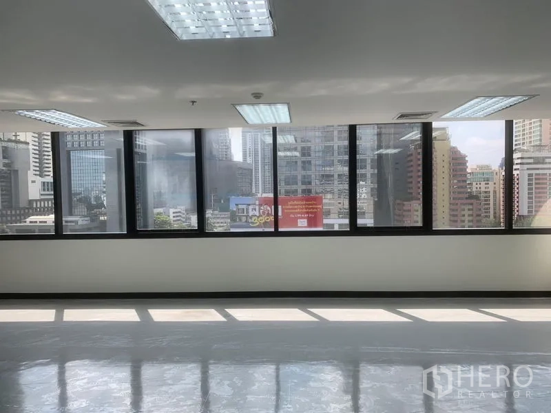 办公空间 出租在Bang Rak, Bangkok - 通过整排办公室窗户眺望曼谷天际线。