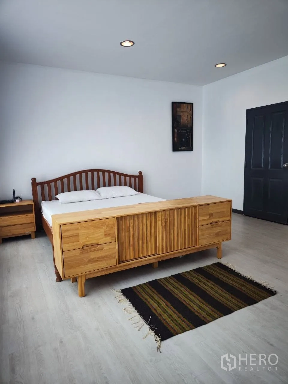 家庭办公室 for rent in Bang Na, Bangkok - 主卧配木质床、同色床尾柜与地毯。