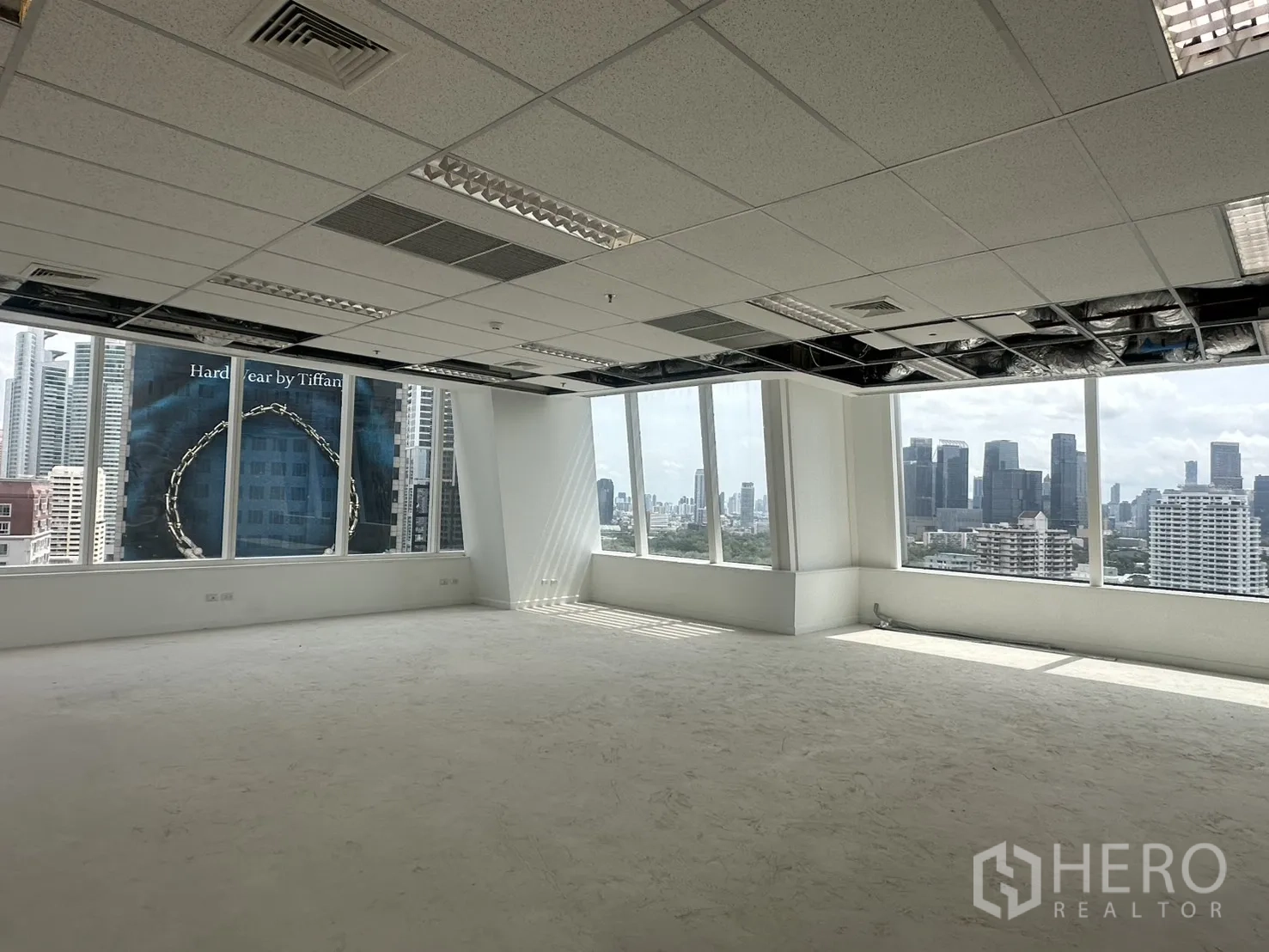 ออฟฟิศ for rent in Watthana, Bangkok - ห้องมุมพร้อมโครงฝ้าเพดานและแสงธรรมชาติส่องบนพื้น