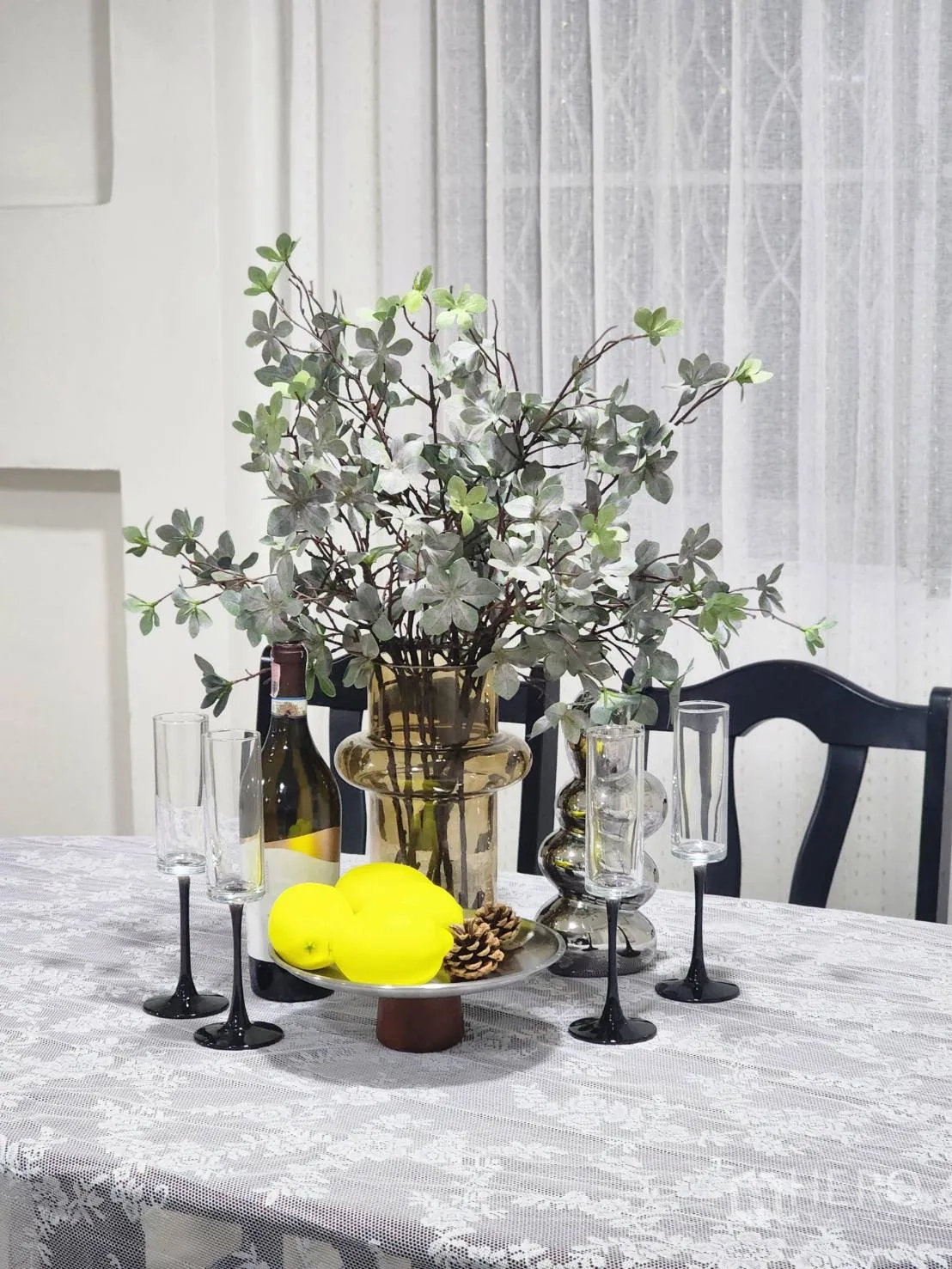 บ้านเดี่ยว for rent in Huai Khwang, Bangkok - โต๊ะอาหารปูผ้าลูกไม้ จัดแจกัน ไวน์ และแก้วแชมเปญ