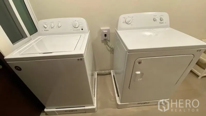 公寓 出租在Khlong Toei, Bangkok - 洗衣房，洗衣机与烘干机