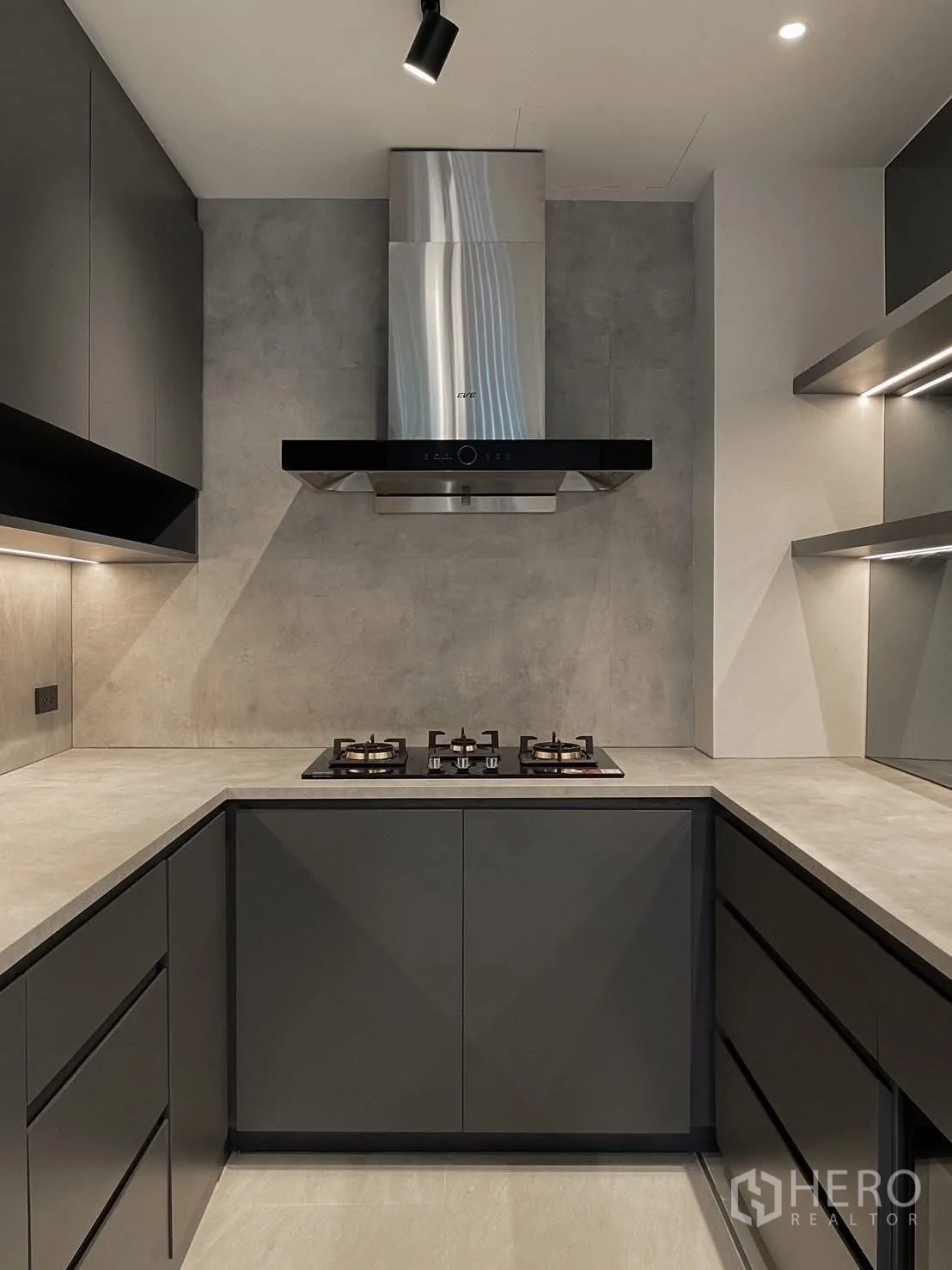 ทาวน์เฮาส์ ให้เช่าในPrawet, Bangkok - ครัวรูปตัว U โมเดิร์น เตาแก๊สและฮูดสแตนเลส