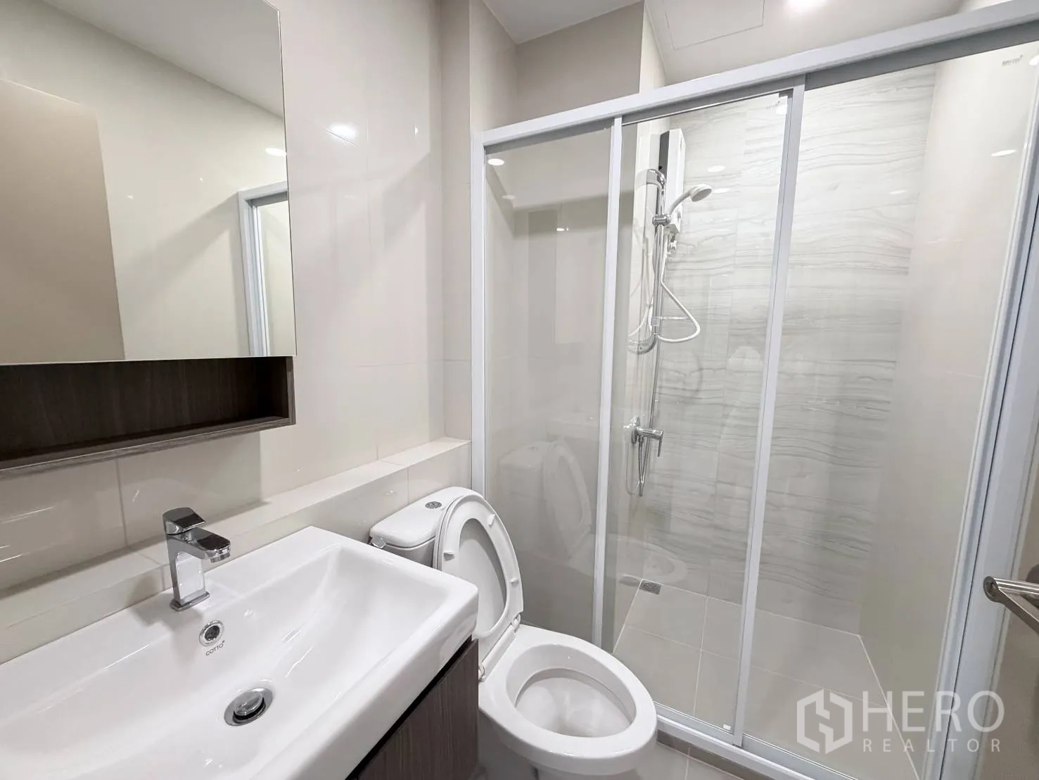 คอนโด for rent in Din Daeng, Bangkok - ห้องน้ำสมัยใหม่พร้อมตู้ Shower กระจก อ่างล้างหน้า และโถสุขภัณฑ์