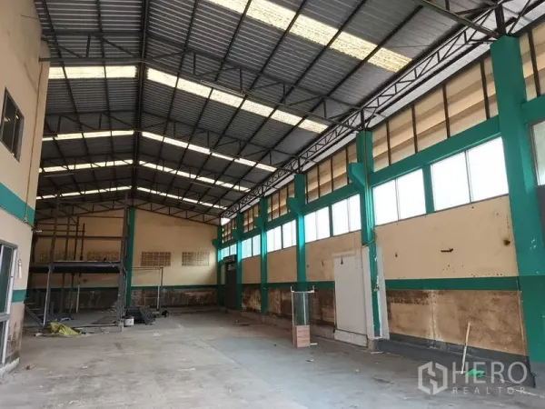 Warehouse for rent in Phasi Charoen, Bangkok - Tall side windows and ventilated high ceiling across the warehouse floor.