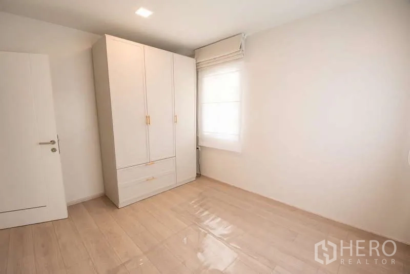 Detached House for rent in Bang Phli, Samut Prakan - Empty secondary bedroom with built-in wardrobe and window.