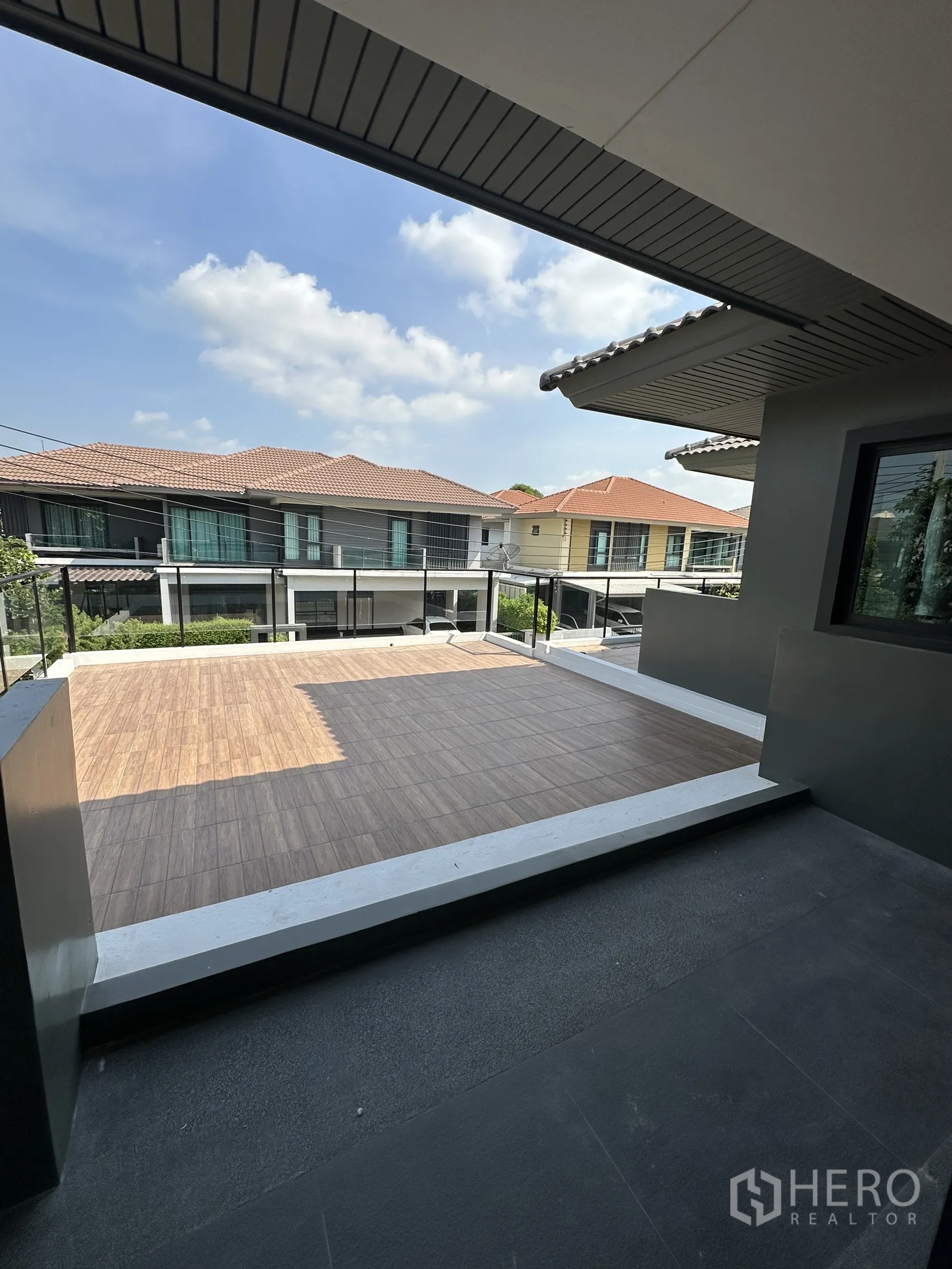 บ้าน ขายในLam Luk Ka, Pathum Thani - ระเบียงชั้นสอง พื้นกระเบื้องกว้าง มองเห็นหมู่บ้านใต้ท้องฟ้าใส