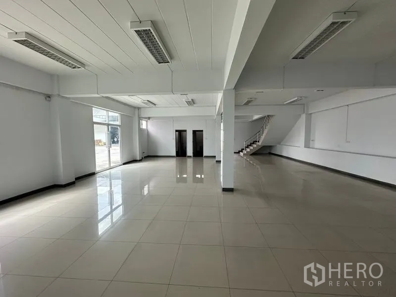 คลังสินค้า ให้เช่าในPhra Nakhon Si Ayutthaya - พื้นที่สำนักงานหรือโชว์รูมชั้นล่างแบบโอเพ่นสเปซ มีหน้าต่างบานใหญ่และบันได