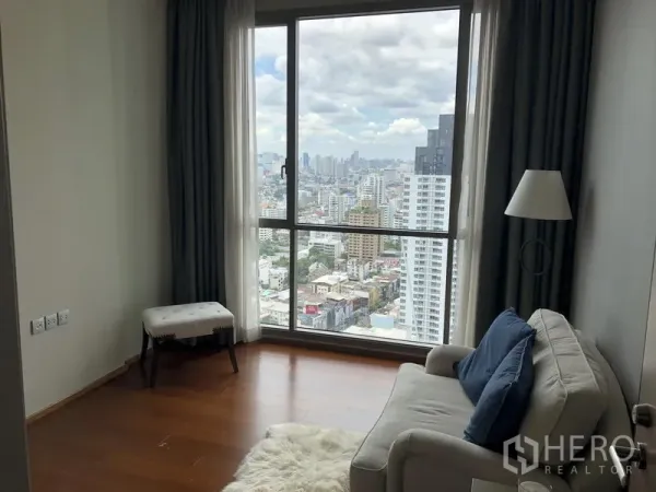 คอนโด ให้เช่าในWatthana, Bangkok - มุมพักผ่อนข้างหน้าต่างสูงจรดเพดาน มองเห็นวิวเมืองแบบพาโนรามา