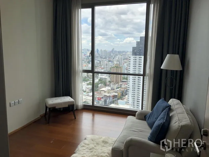 คอนโด ให้เช่าในWatthana, Bangkok - มุมพักผ่อนข้างหน้าต่างสูงจรดเพดาน มองเห็นวิวเมืองแบบพาโนรามา