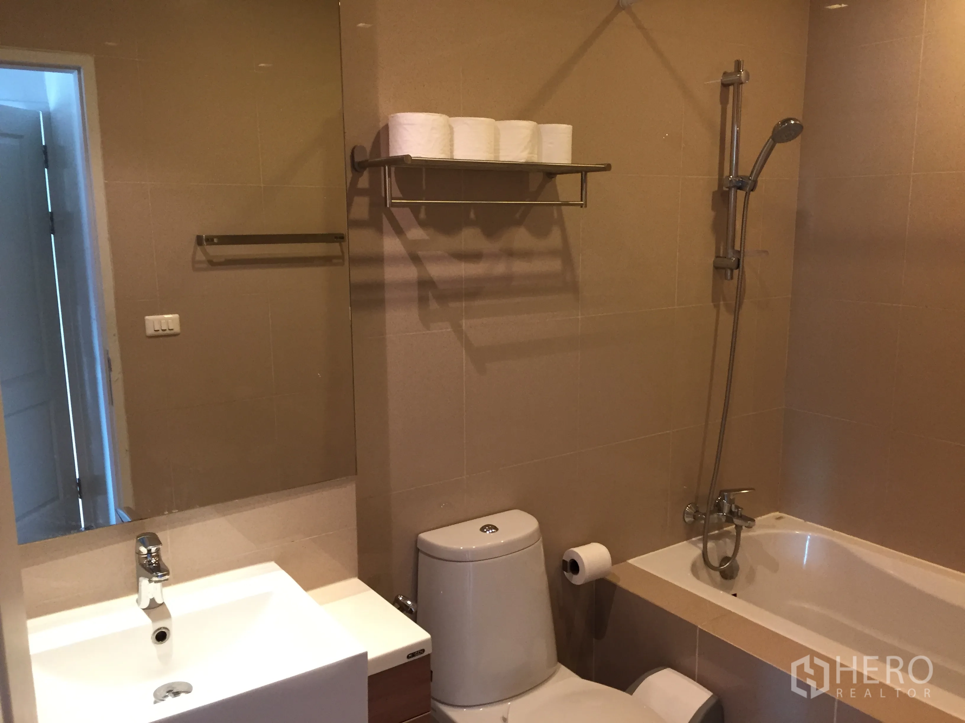 คอนโด ให้เช่าในBangkok - ห้องน้ำโมเดิร์นพร้อมอ่างอาบน้ำ ฝักบัว กระจกบานใหญ่ และอ่างล้างหน้า