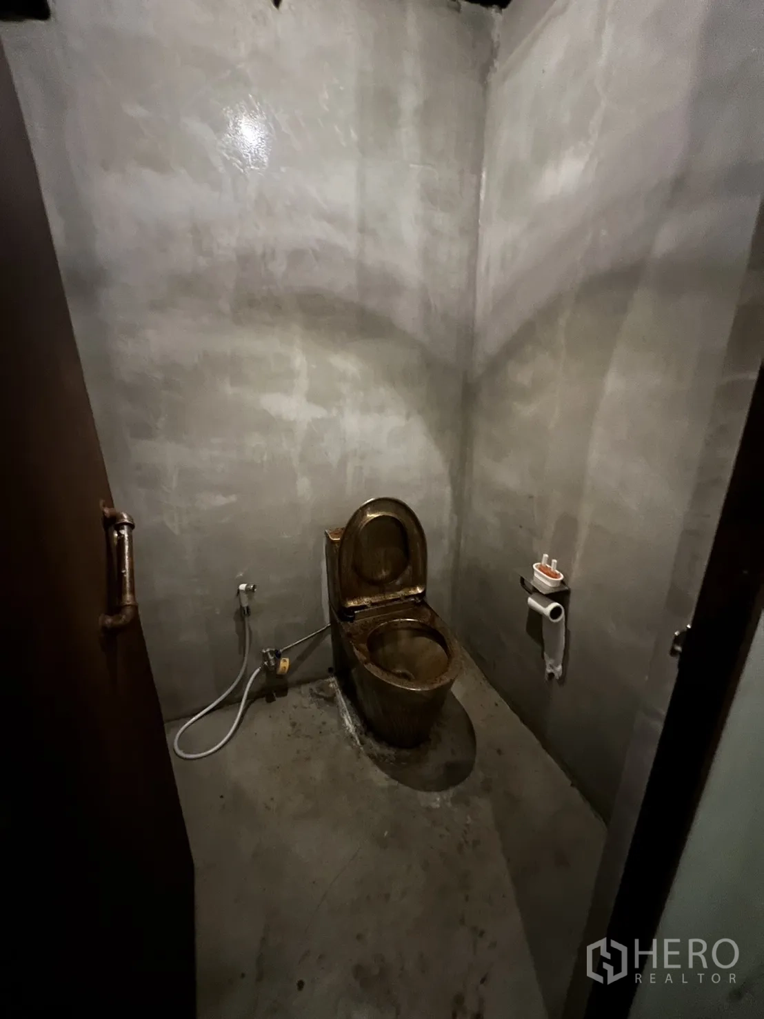อาคารพาณิชย์ ให้เช่า - ห้องน้ำส่วนตัว โถสุขภัณฑ์สีทอง พร้อมสายชำระ