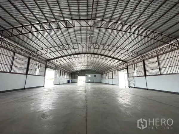 工厂 出租或出售在Sai Noi, Nonthaburi - 从中轴线看清一跨结构，多个卷帘门，自然采光充足。