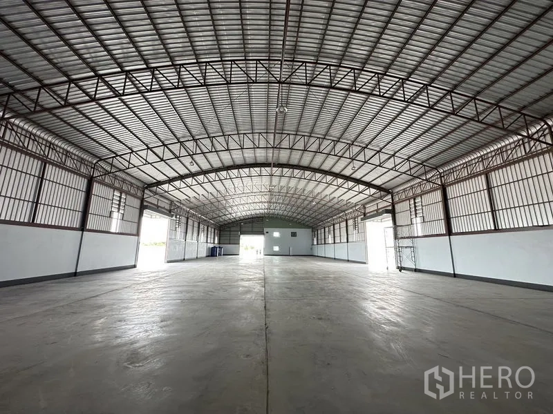 工厂 出租或出售在Sai Noi, Nonthaburi - 从中轴线看清一跨结构，多个卷帘门，自然采光充足。