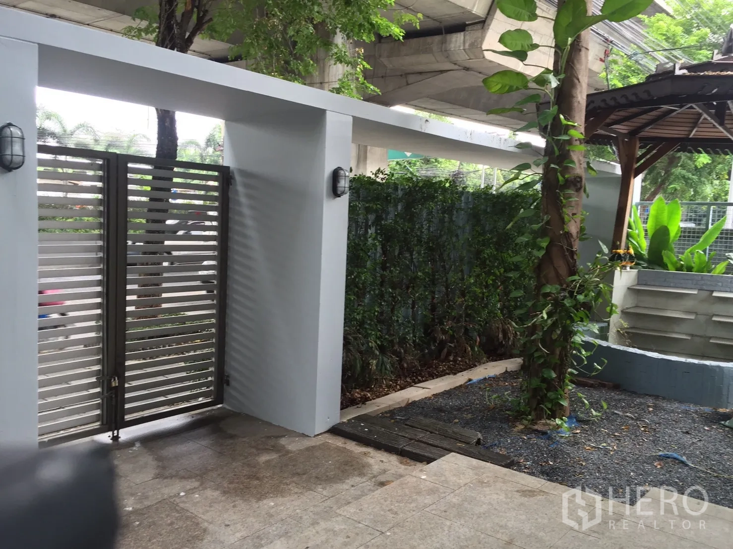 สำนักงานที่บ้าน ให้เช่าหรือขายในSuan Luang, Bangkok - ประตูสวนและศาลาเล็ก พร้อมแนวไม้เลื้อยและพุ่มไม้