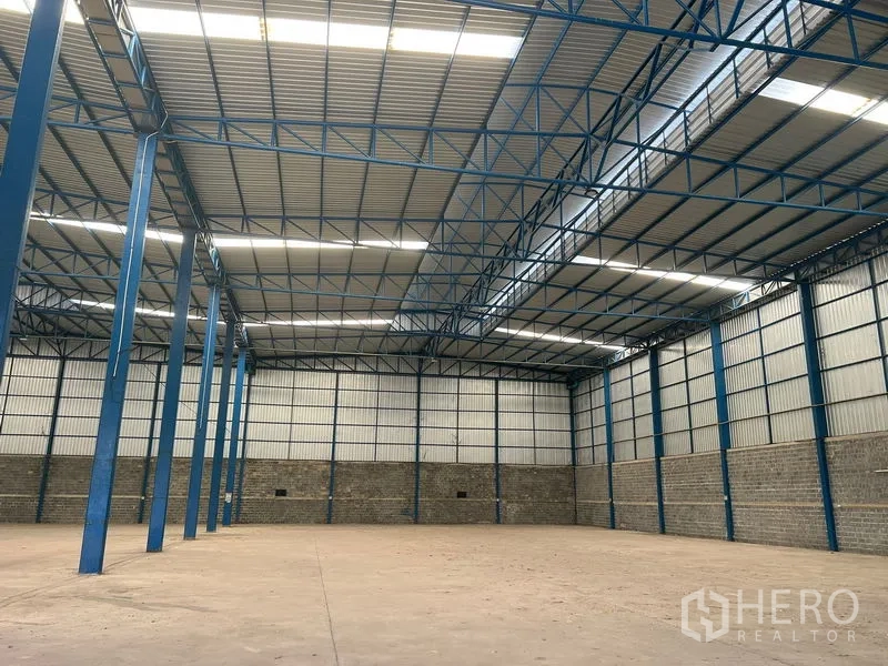 คลังสินค้า ให้เช่าในLat Krabang, Bangkok - มุมมองโครงหลังคาเหล็กพร้อมแผ่นสกายไลท์ทั่วทั้งโกดัง