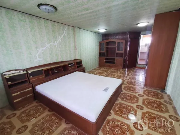 อาคารพาณิชย์ ให้เช่าในSuan Luang, Bangkok - ห้องนอนกว้าง พื้นกระเบื้องลายวินเทจ ผนังลายสีเขียว พร้อมเตียงไม้บิลท์อิน