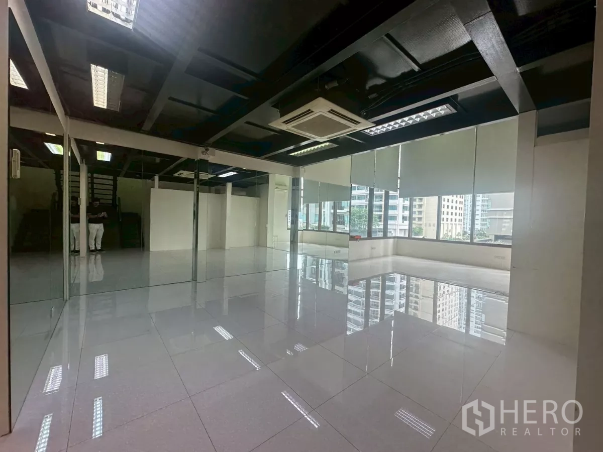 สำนักงาน ให้เช่าในKhlong Toei, Bangkok - พื้นที่ทำงานโล่ง ผนังกระจกเงา หน้าต่างบานใหญ่ พื้นมันวาว