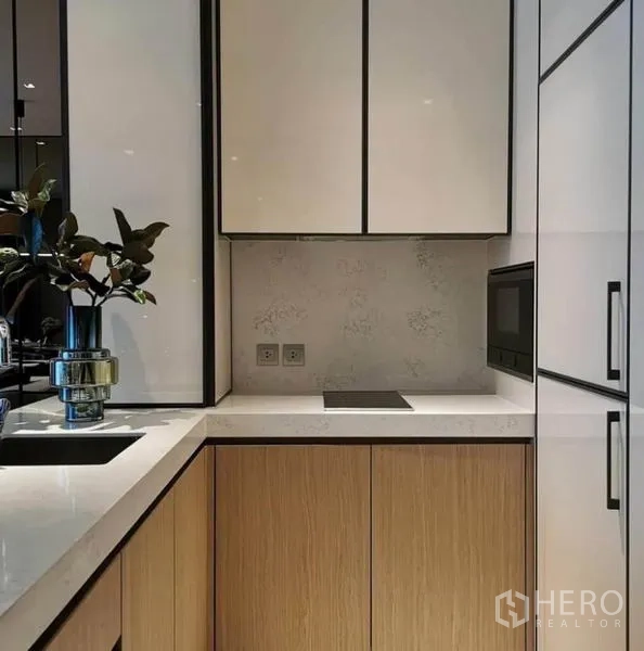 คอนโด ให้เช่าในKhlong Toei, Bangkok - ครัวโมเดิร์นขนาดกะทัดรัด เตาไฟฟ้า ไมโครเวฟบิลท์อิน และตู้เก็บของ