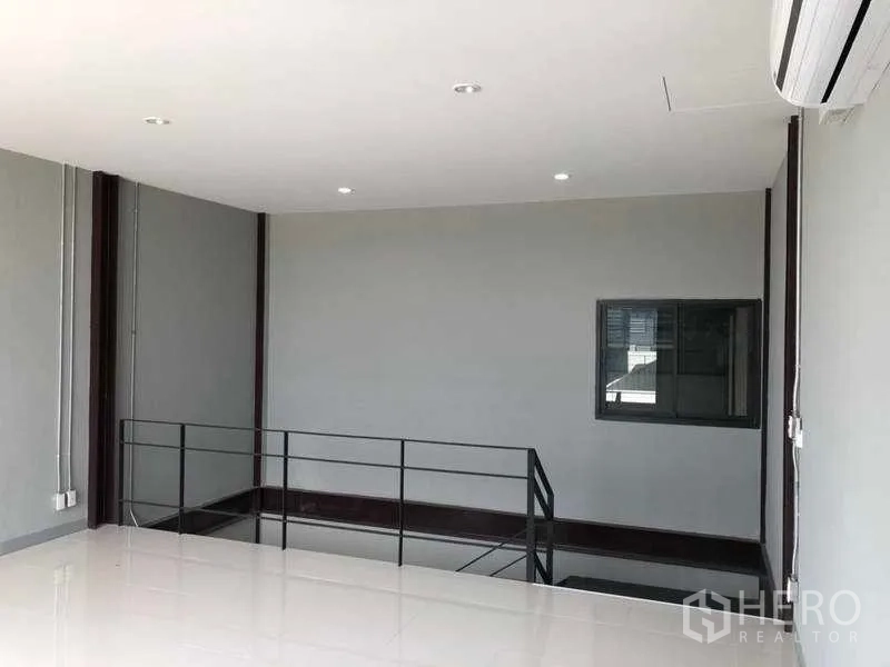 คลังสินค้า ให้เช่าในBang Phli, Samut Prakan - ชานชั้นลอยพร้อมแอร์และไฟดาวน์ไลท์ มองลงสู่พื้นที่โกดัง