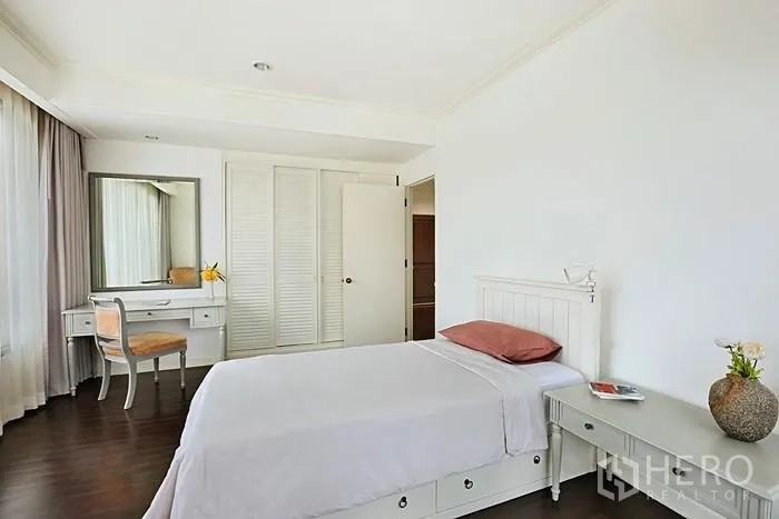 公寓 出租在Khlong San, Bangkok - 浅色卧室，带梳妆台和内置衣柜