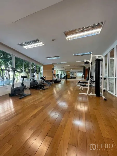 公寓 出租 - 住户健身房，心肺与力量器械，木地板。
